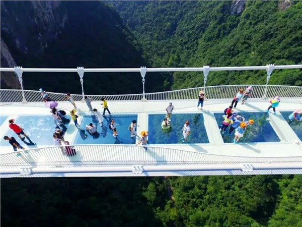 C玻璃橋、天門仙山、夯吾苗寨、鳳凰古城“神秘湘西之旅” 品質(zhì)純玩2晚3日游