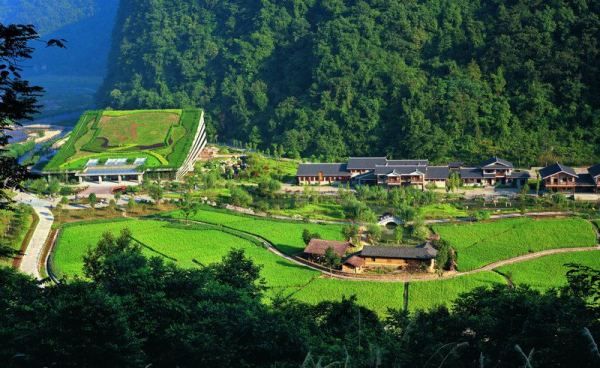 　　D4線：黃龍洞、袁家界、天子山、金鞭溪、夯吾苗寨、鳳凰古城“養(yǎng)心潤肺”之旅品質(zhì)純玩3晚4日游