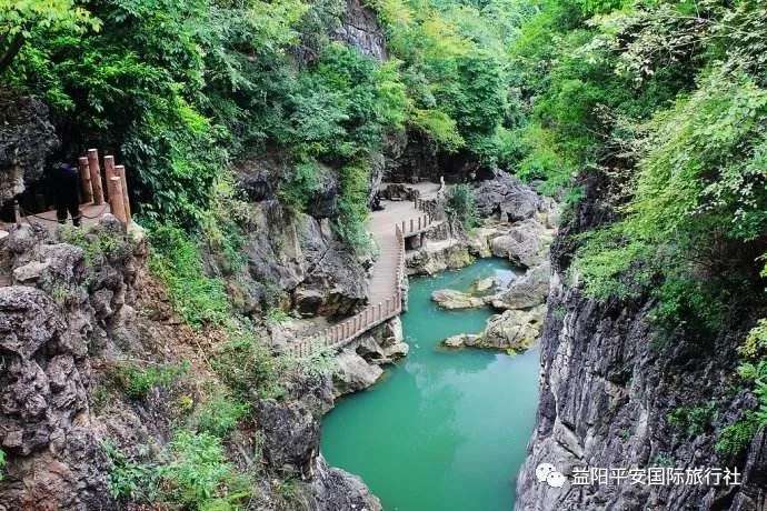 貴州黃果樹(shù)大瀑布、梵凈山、西江千戶(hù)苗寨、荔波大小七孔、鎮(zhèn)遠(yuǎn)古城遵義會(huì)議會(huì)址、息烽集中營(yíng)汽車(chē)七日游